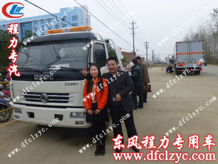 客戶與湖北程力銷售經(jīng)理合照，雙方合作愉快