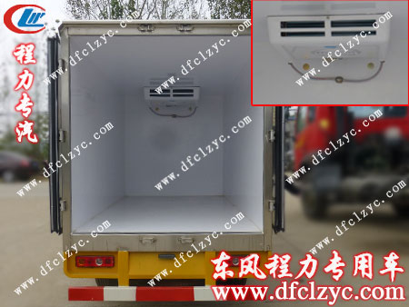 東風(fēng)小霸王冷藏車(chē)潔白的廂體