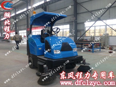 湖北程力CLW-D800型電動(dòng)掃路車(chē)展示圖