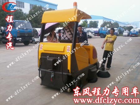 湖北程力CLW-D800型電動(dòng)掃路車(chē)尾部展示圖