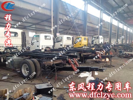 正在車間生產(chǎn)的各型清障車 正在車間生產(chǎn)的各型清障車