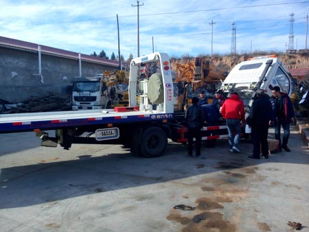 李先生對(duì)照合格證查看湖北程力東風(fēng)多利卡清障車發(fā)動(dòng)機(jī)場景