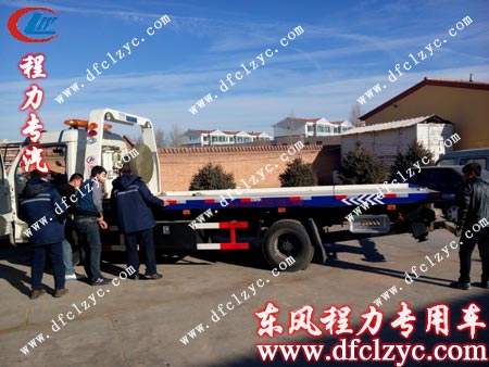 李先生及其朋友仔細(xì)查看東風(fēng)多利卡清障車場景