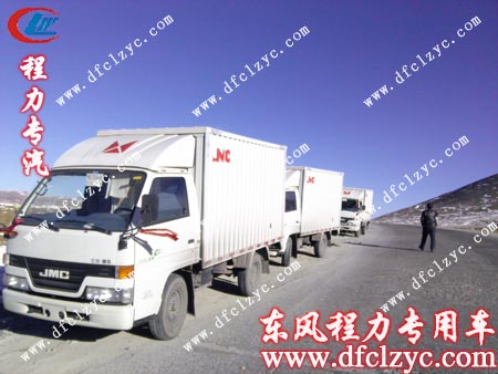 天幕下默默行駛的湖北程力江鈴廂式貨車隊伍