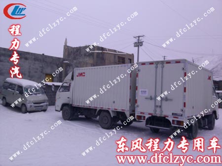 湖北程力江鈴廂式貨車隊伍在雪地上穿行