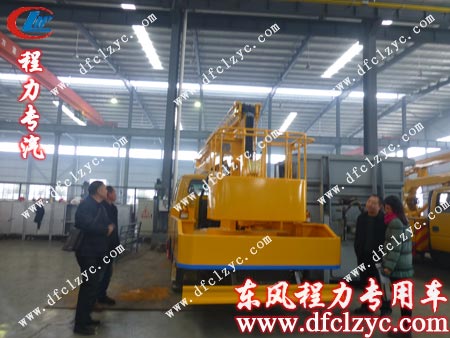 劉先生一行人到湖北程力高空作業(yè)車車間看車的情形 劉先生一行人到湖北程力高空作業(yè)車車間看車的情形