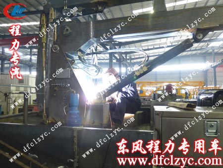 生產(chǎn)車間里正在認(rèn)真工作的一線工人 生產(chǎn)車間里正在認(rèn)真工作的一線工人