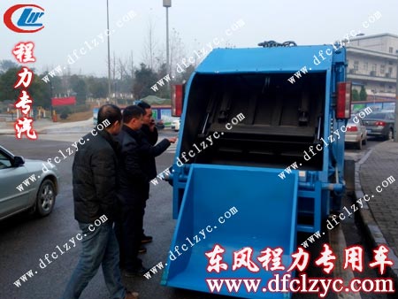 戶(hù)對(duì)東風(fēng)多利卡壓縮垃圾車(chē)尾部垃圾斗的檢查與試用