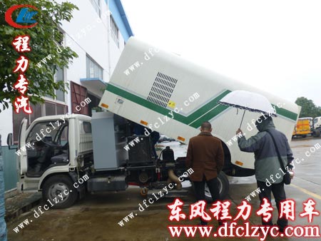 湖南郴州陳總到程力公司看東風多利卡吸塵車 湖南郴州陳總到程力公司看東風多利卡吸塵車
