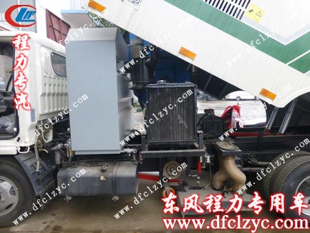 陳先生仔細查看車輛配置 陳先生仔細查看車輛配置