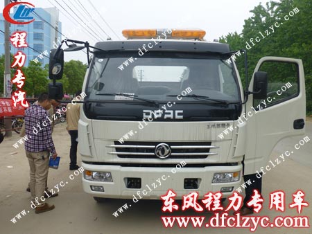 客戶詳細查看清障車的外形、配置