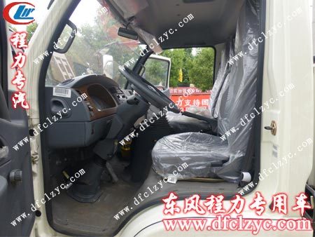 東風多利卡清障車駕駛室