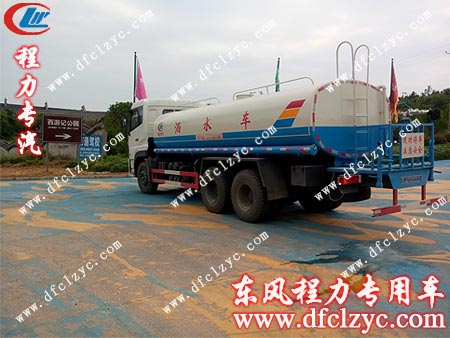 東風(fēng)天龍后雙橋灑水車途徑西游記公園