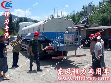 東風(fēng)天龍后雙橋灑水車到達云南昆明