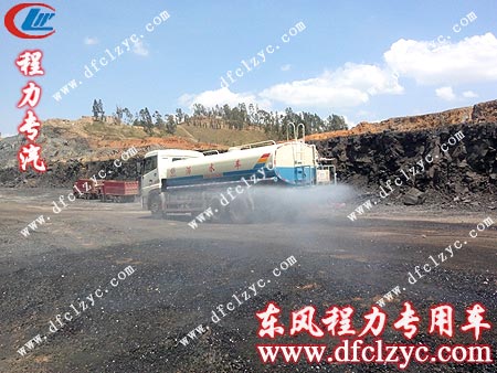東風(fēng)天龍后雙橋灑水車試水效果圖