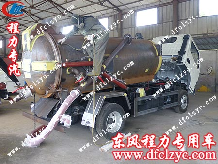 東風(fēng)小多利卡吸污車(chē)生產(chǎn)完畢進(jìn)入油漆車(chē)間