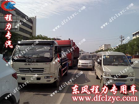 東風多利卡吸糞車途經(jīng)河南駐馬店 東風多利卡吸糞車途經(jīng)河南駐馬店