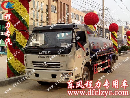 東風多利卡吸糞車途經(jīng)河南省蘭考縣 東風多利卡吸糞車途經(jīng)河南省蘭考縣