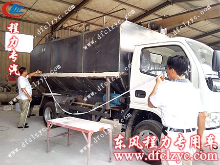 客戶測(cè)量湖北程力散裝飼料運(yùn)輸車的罐體長(zhǎng)度