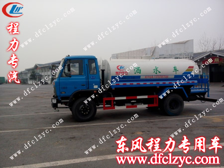 東風(fēng)145綠化灑水車送車師傅中途在高速服務(wù)站休息 東風(fēng)145綠化灑水車送車師傅中途在高速服務(wù)站休息