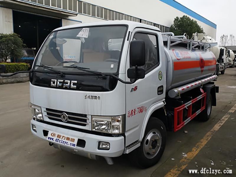 湖北程力集團(tuán)東同小多利卡加油車